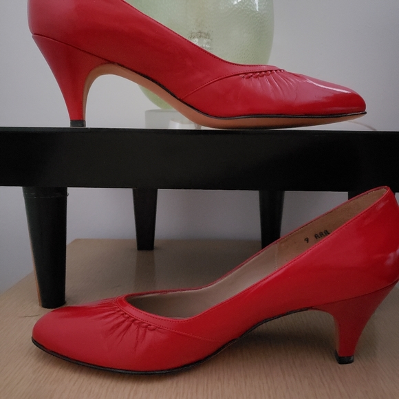 EUC LA BELLE ORIGINALS classic lady in red pumps (9 AAA) - Picture 9 of 9
